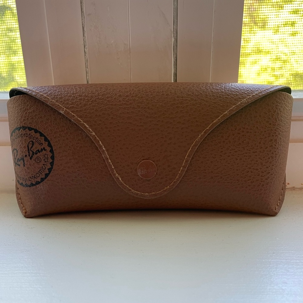 Ray Ban tan sunglass case with cloth!